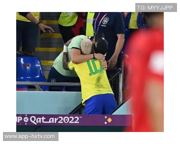 内马尔拼尽全力带伤出战90分钟赛后紧急冰敷膝盖伤处